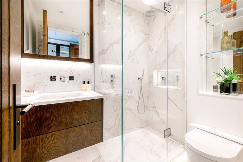 3 bedroom flat, Prince of Wales Terrace, London W8 - Available