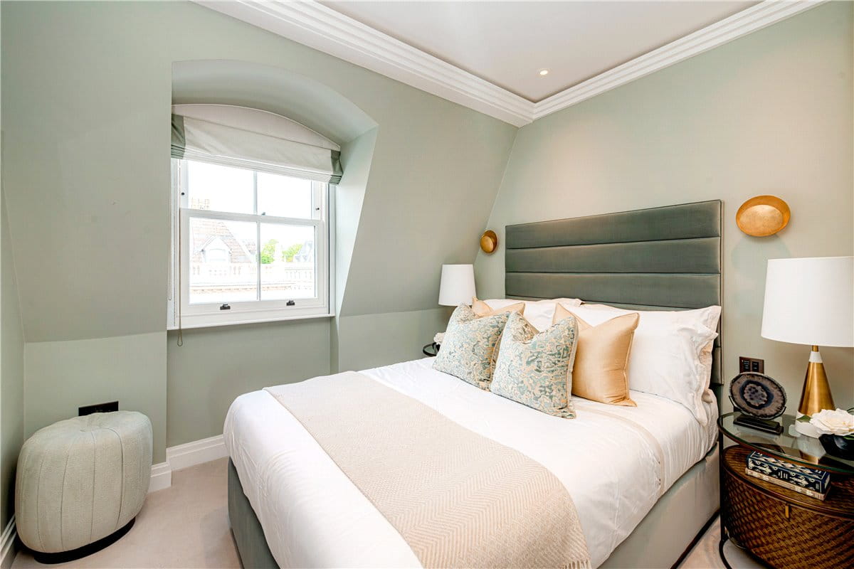 3 bedroom flat, Prince of Wales Terrace, London W8 - Available