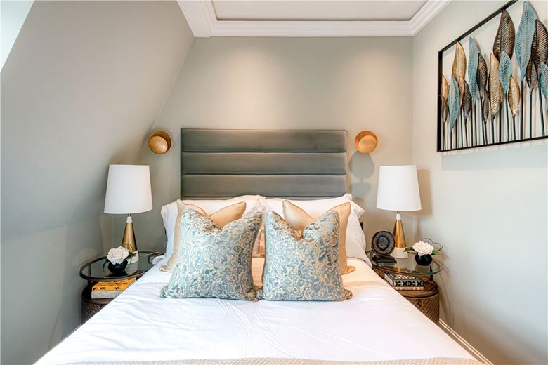 3 bedroom flat, Prince of Wales Terrace, London W8 - Available