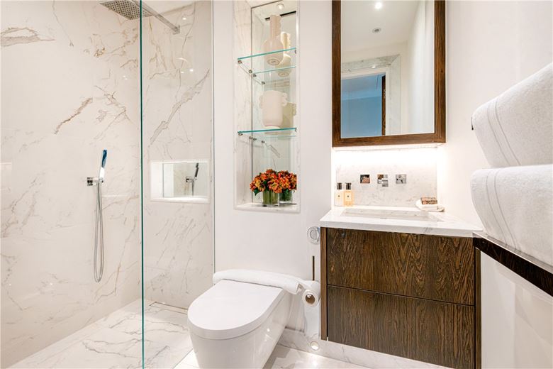 3 bedroom flat, Prince of Wales Terrace, London W8 - Available