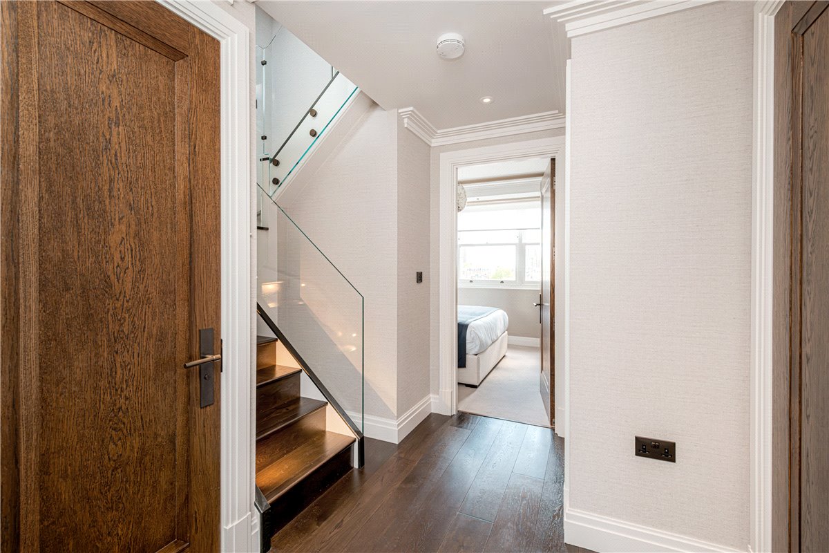 3 bedroom flat, Prince of Wales Terrace, London W8 - Available