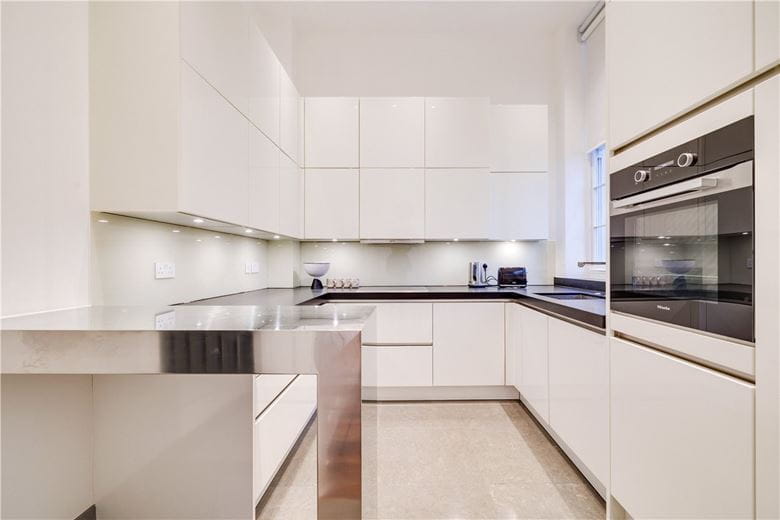 2 bedroom flat, Gloucester Square, London W2 - Available