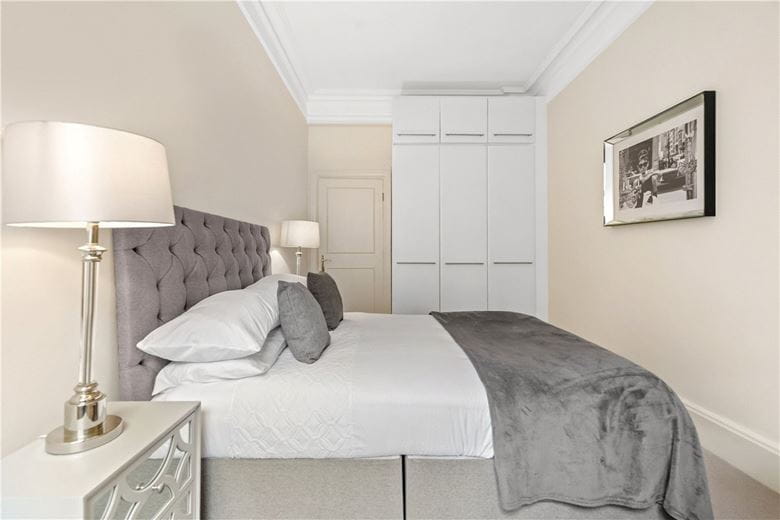 2 bedroom flat, Lincoln House, Basil Street SW3 - Available