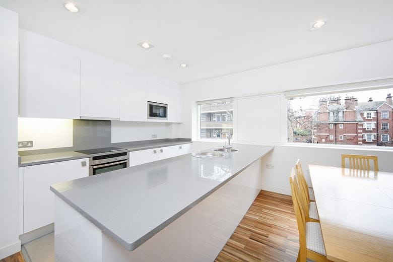 2 bedroom flat, Fulham Road, Chelsea SW3 - Available