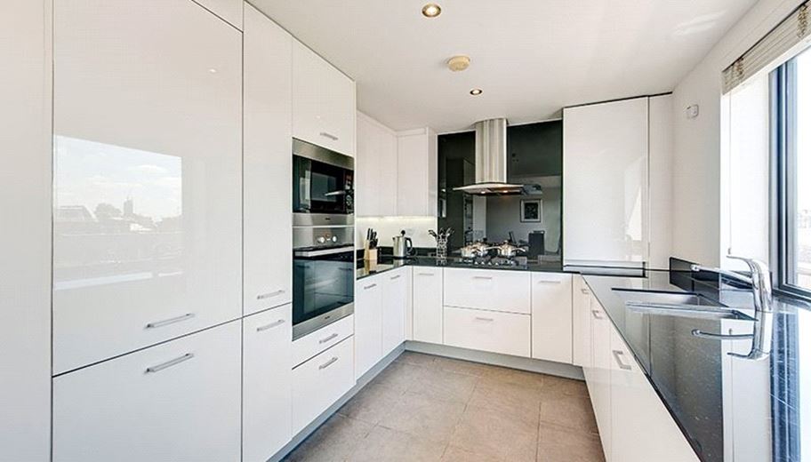 2 bedroom flat, Fulham Road, Chelsea SW3 - Available