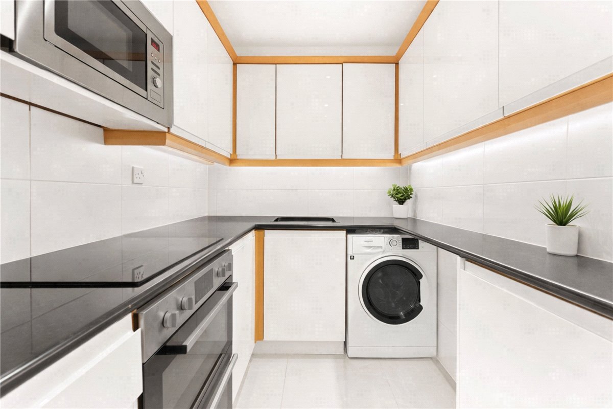 3 bedroom flat, Queens Gate, South Kensington SW7 - Available