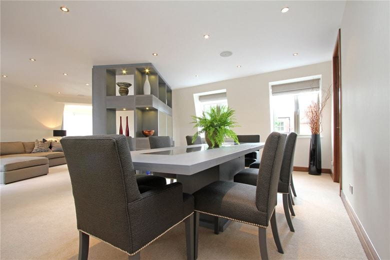 3 bedroom flat, Tarnbrook Court, 9 Holbein Place SW1W - Available