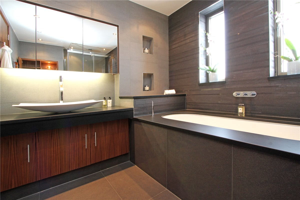 3 bedroom flat, Tarnbrook Court, 9 Holbein Place SW1W - Available