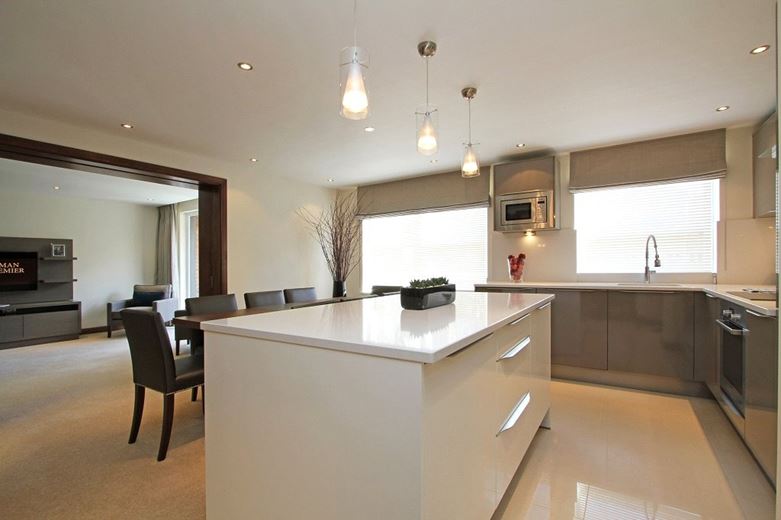 3 bedroom flat, Ennismore Gardens, London SW7 - Available