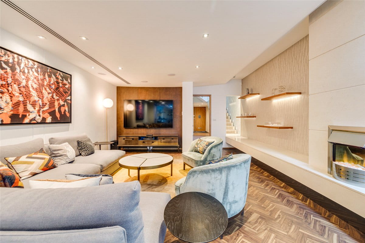 4 bedroom house, Cheval Place, Knightsbridge SW7 - Available