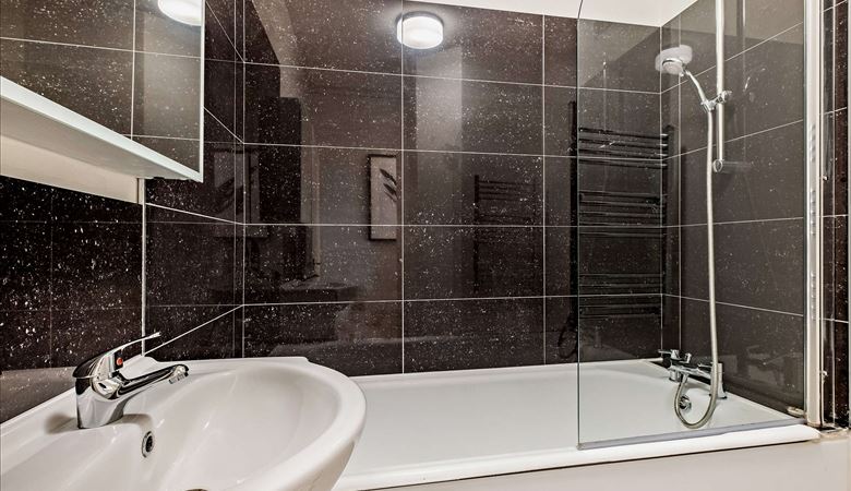 2 bedroom flat, Fulham Road, Chelsea SW3 - Available