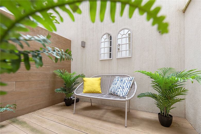  bedroom flat, Queen's Gate, South Kensington SW7