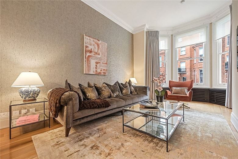 3 bedroom maisonette, Egerton Gardens, Knightsbridge SW3 - Available