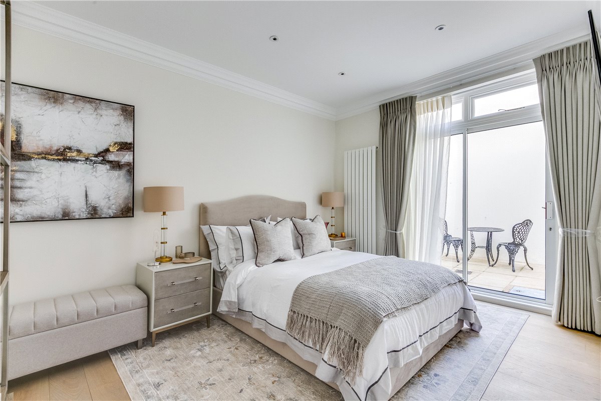 2 bedroom flat, Queen's Gate, South Kensington SW7 - Available