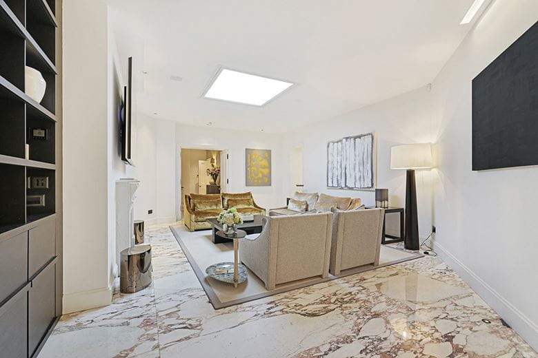3 bedroom flat, Pont Street, Knightsbridge SW1X - Available