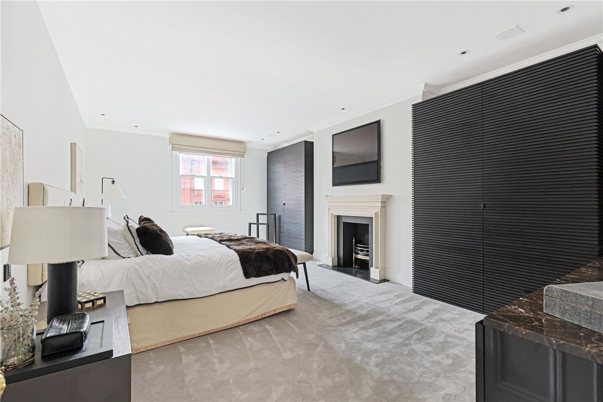 3 bedroom flat, Pont Street, Knightsbridge SW1X - Available