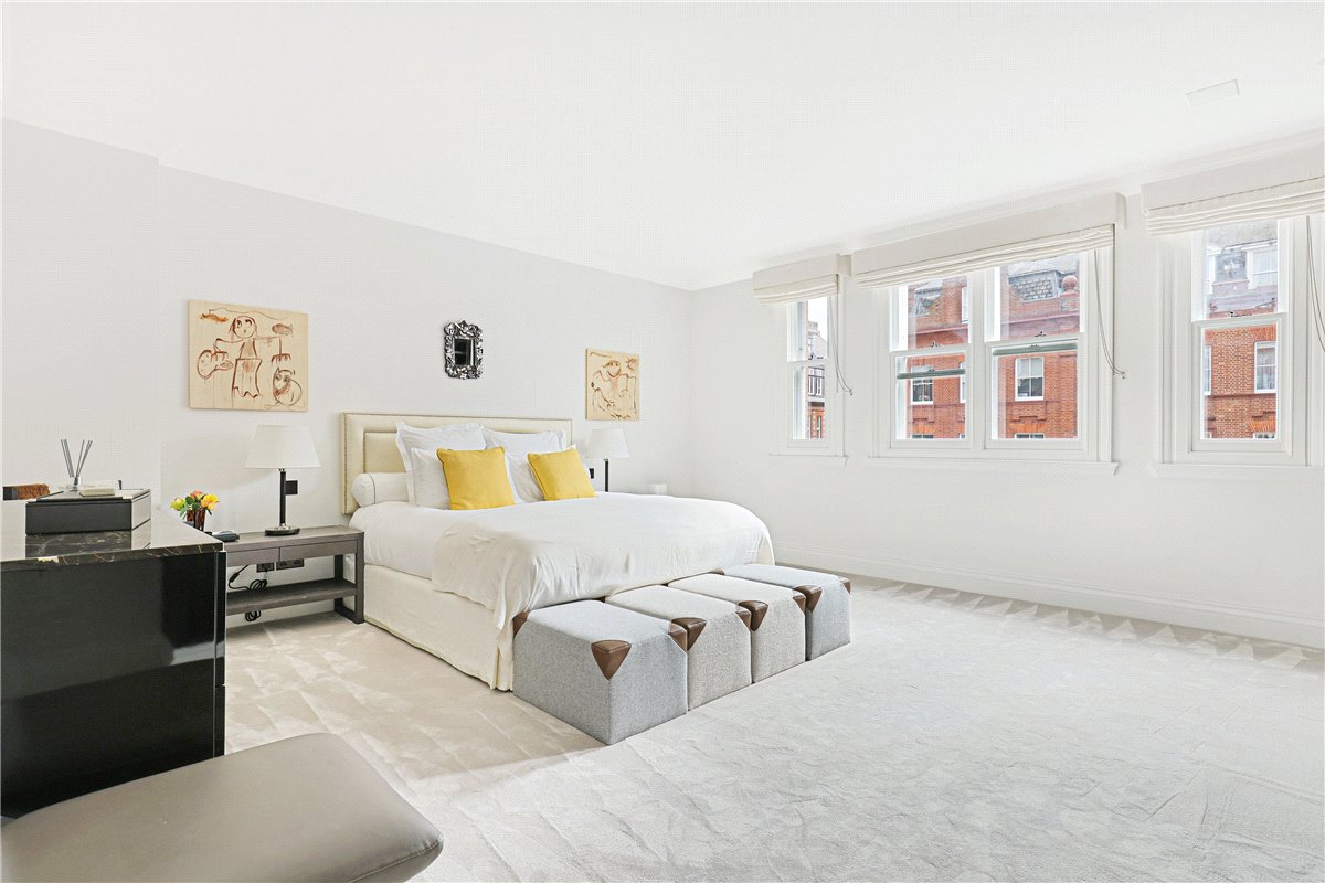 3 bedroom flat, Pont Street, Knightsbridge SW1X - Available