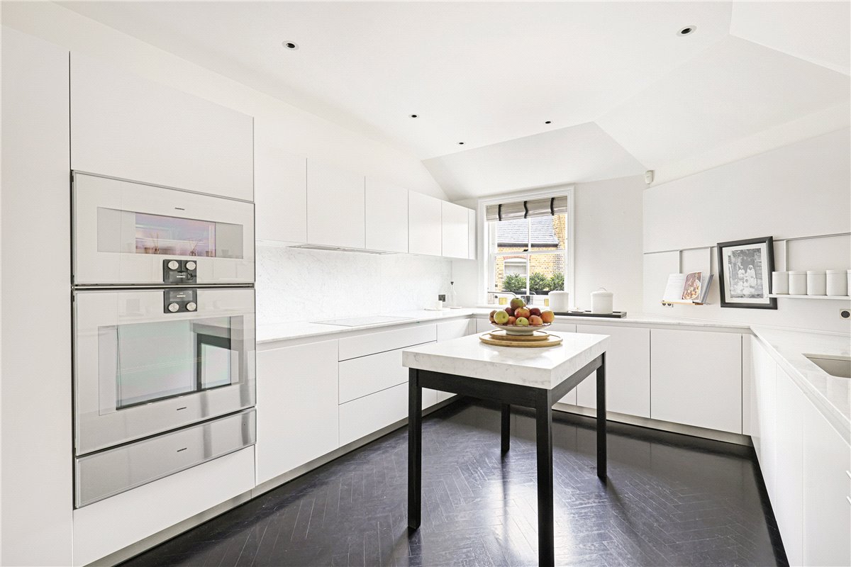 3 bedroom flat, Pont Street, Knightsbridge SW1X - Available