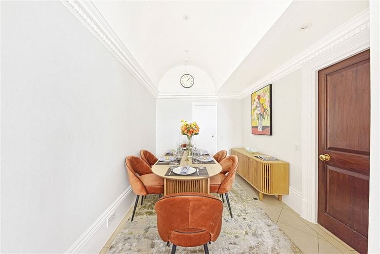 3 bedroom flat, Observatory Gardens, Kensington W8 - Available