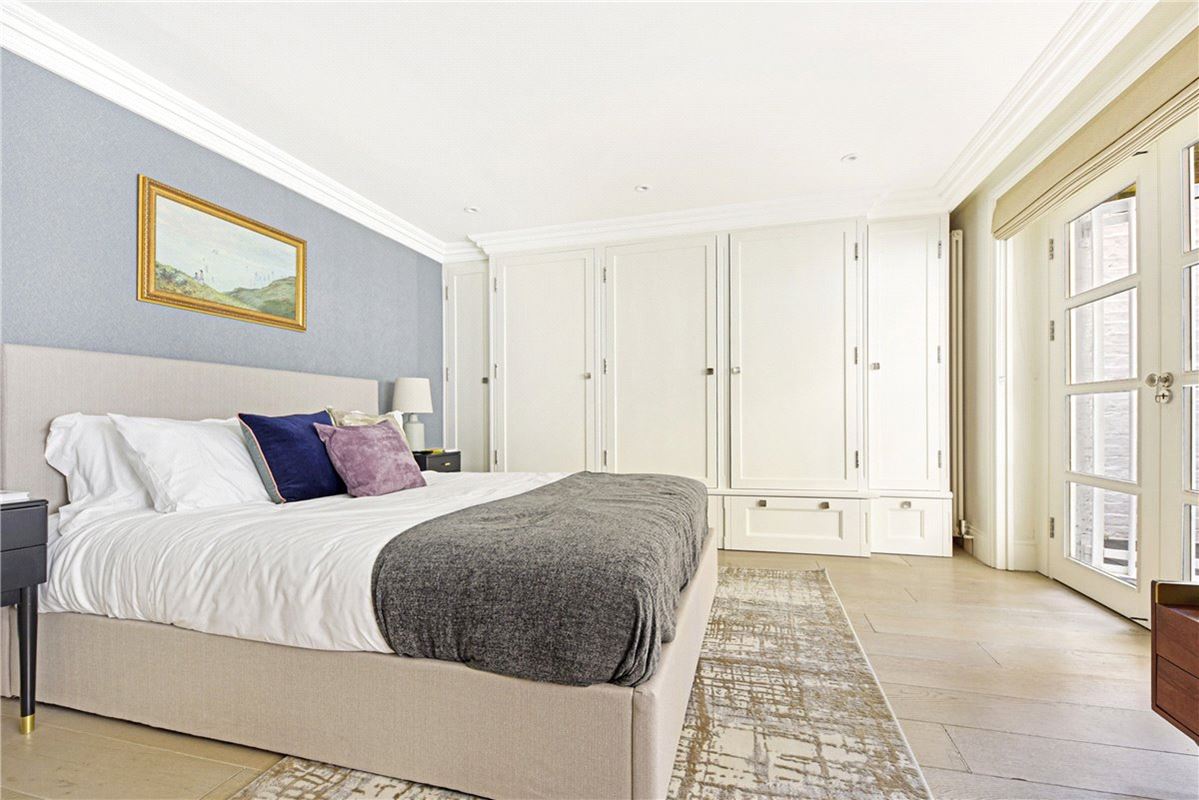 3 bedroom flat, Rosary Gardens, South Kensington SW7 - Available