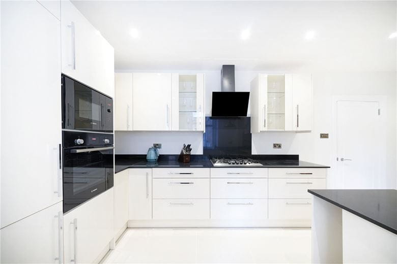 3 bedroom flat, Iverna Court, Kensington W8 - Available