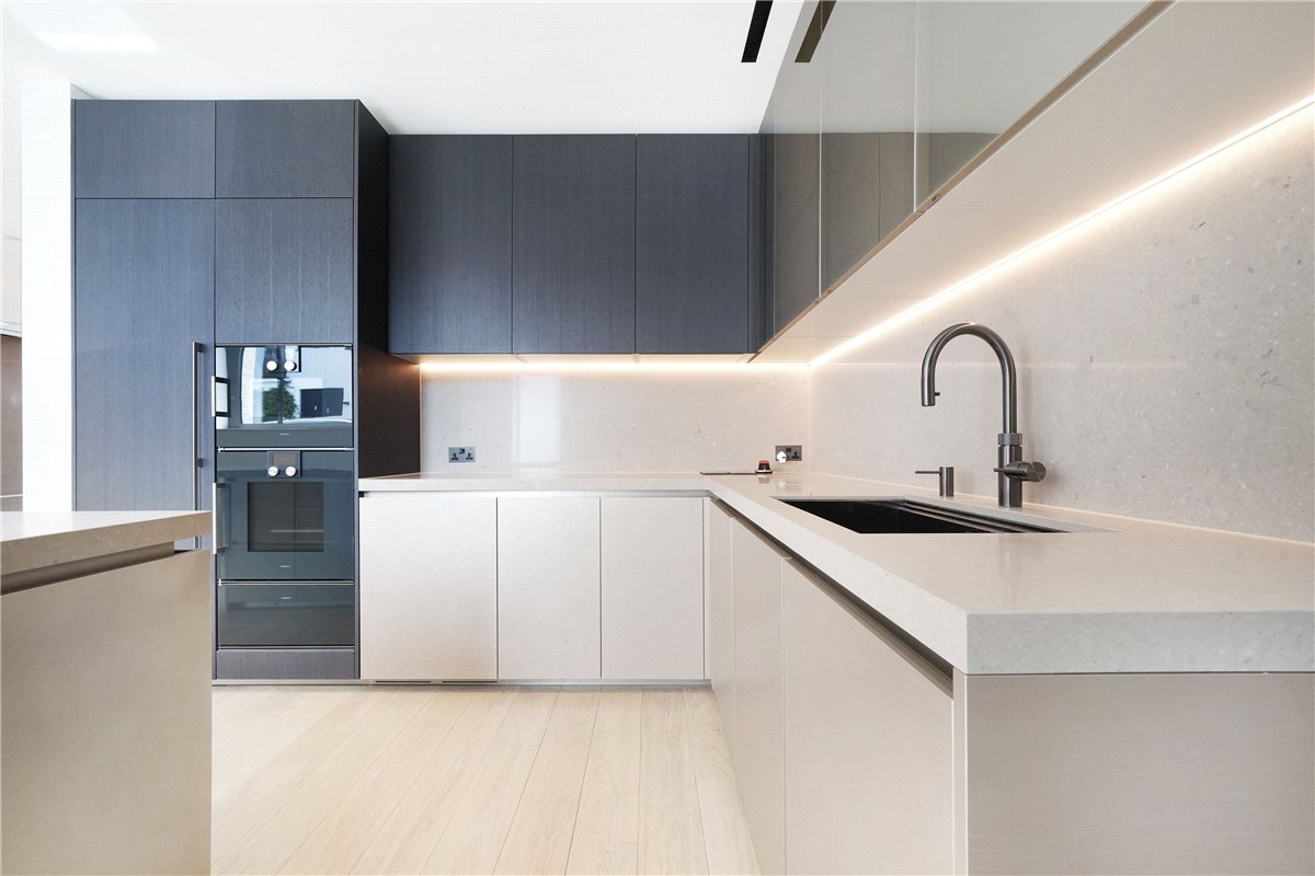 3 bedroom flat, St Mary Abbots Place, Kensington W8 - Available