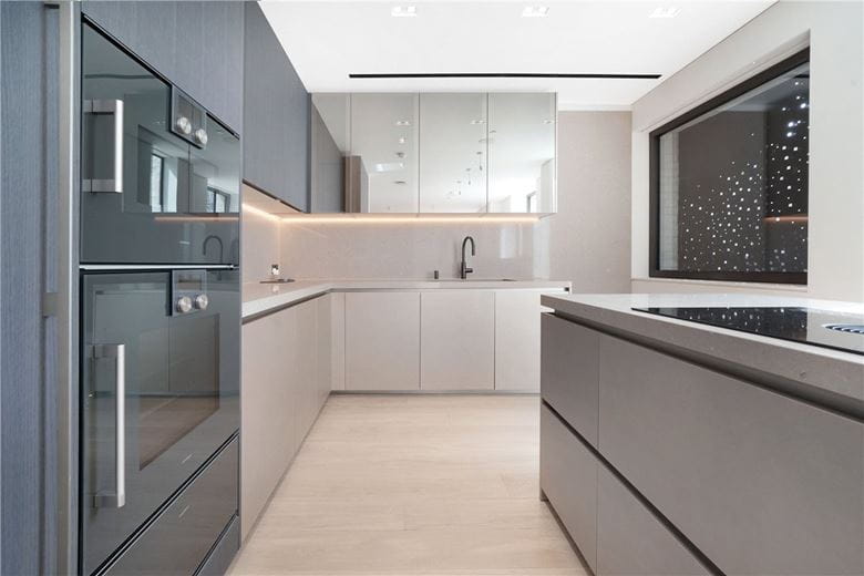 3 bedroom flat, St Mary Abbots Place, Kensington W8 - Available