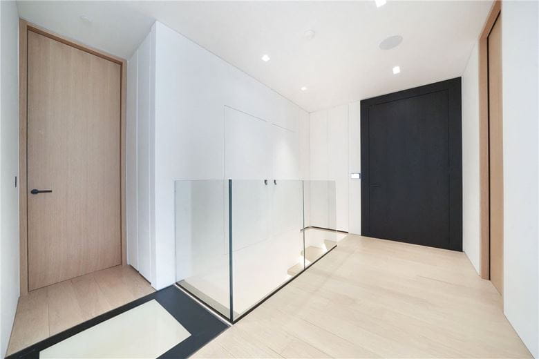 3 bedroom flat, St Mary Abbots Place, Kensington W8 - Available