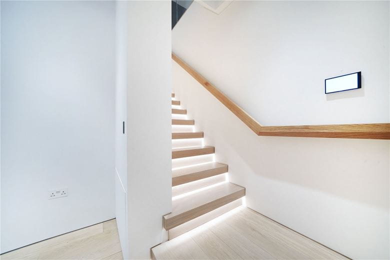 3 bedroom flat, St Mary Abbots Place, Kensington W8 - Available