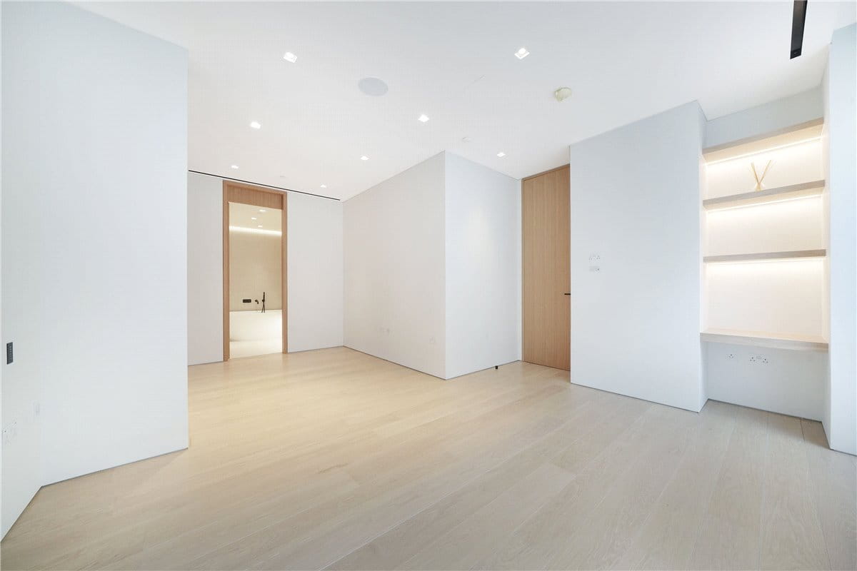 3 bedroom flat, St Mary Abbots Place, Kensington W8 - Available