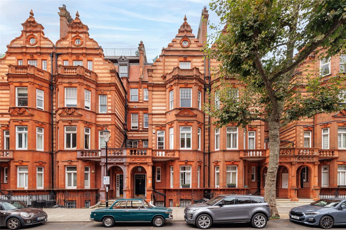 1 bedroom flat, Sloane Gardens, Chelsea SW1W - Available