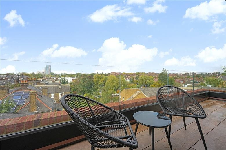 3 bedroom flat, Brewster Gardens, North Kensington W10 - Available