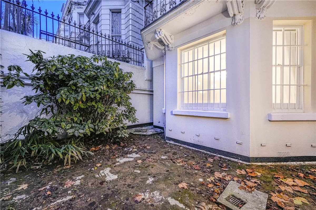 3 bedroom flat, Holland Park, London W11 - Available