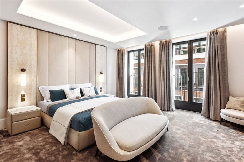 3 bedroom flat, Lancer Square, Kensington W8 - Available