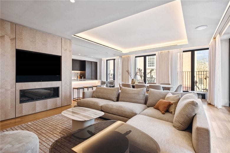 3 bedroom flat, Lancer Square, Kensington W8 - Available