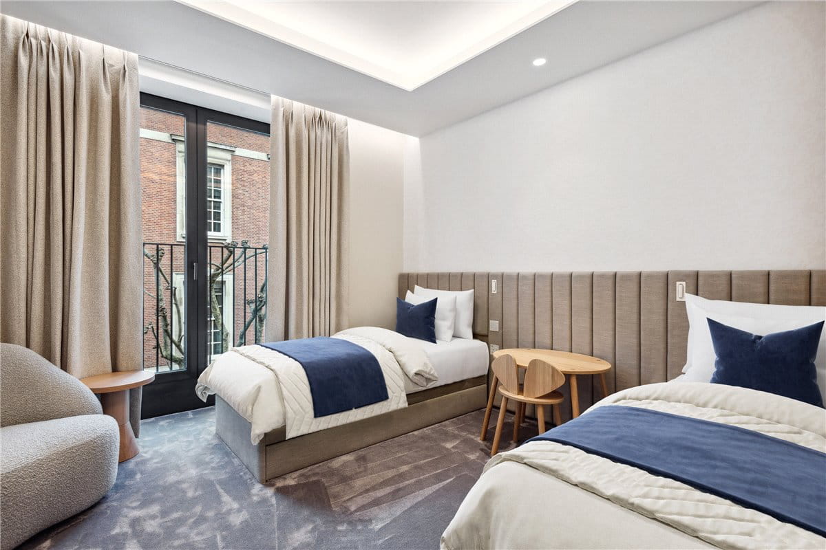 3 bedroom flat, Lancer Square, Kensington W8 - Available