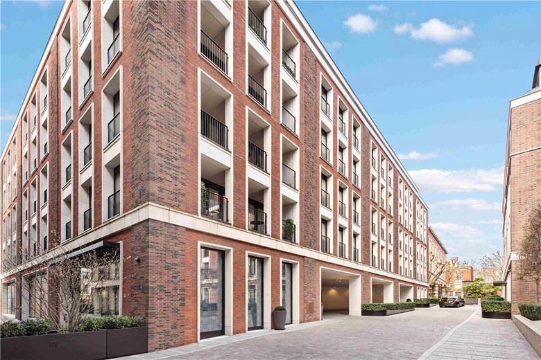 3 bedroom flat, Lancer Square, Kensington W8 - Available