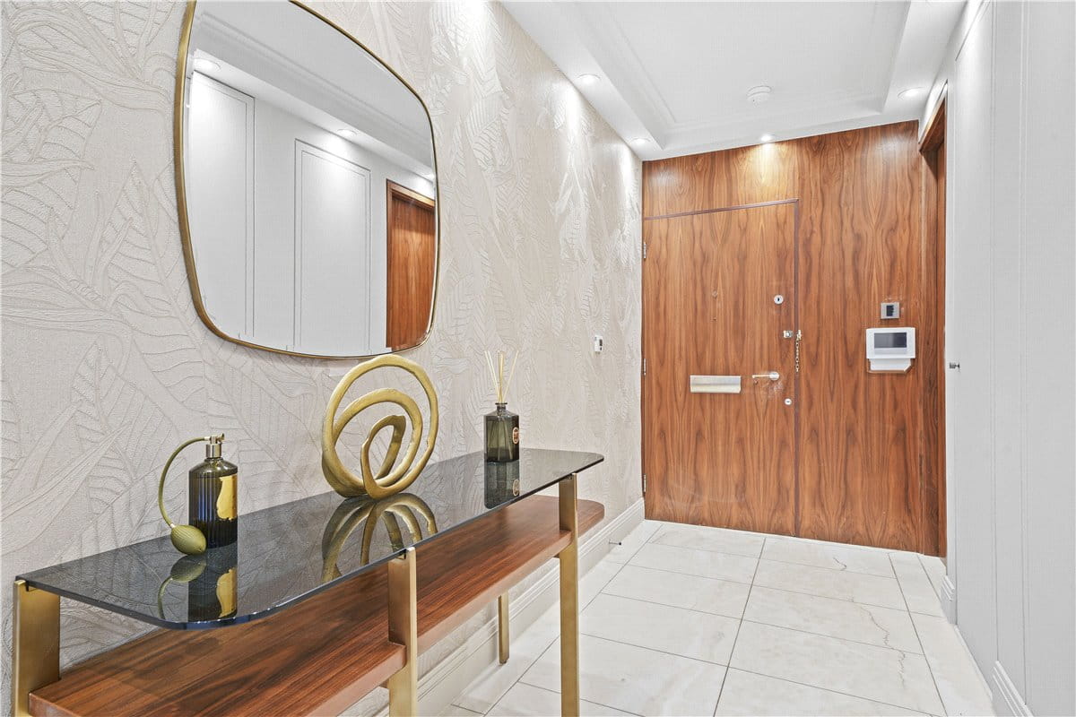 3 bedroom flat, Gloucester Square, Hyde Park Estate W2 - Available