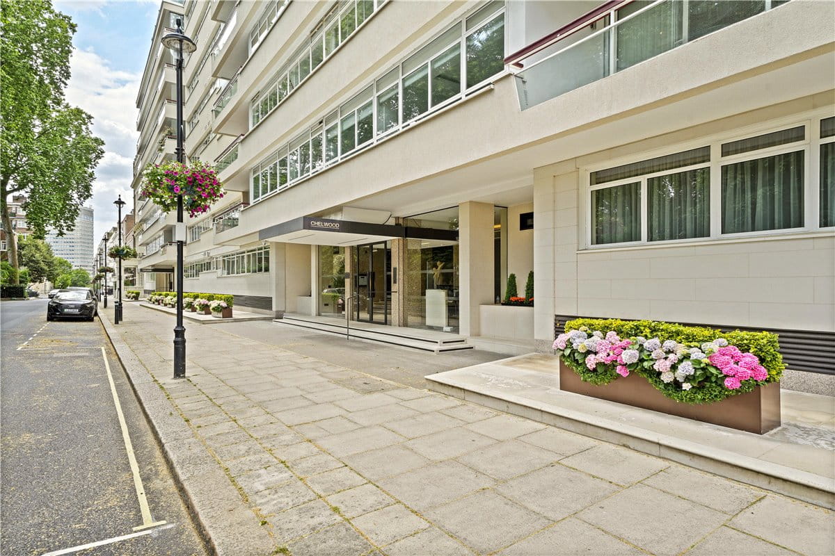 3 bedroom flat, Gloucester Square, Hyde Park Estate W2 - Available