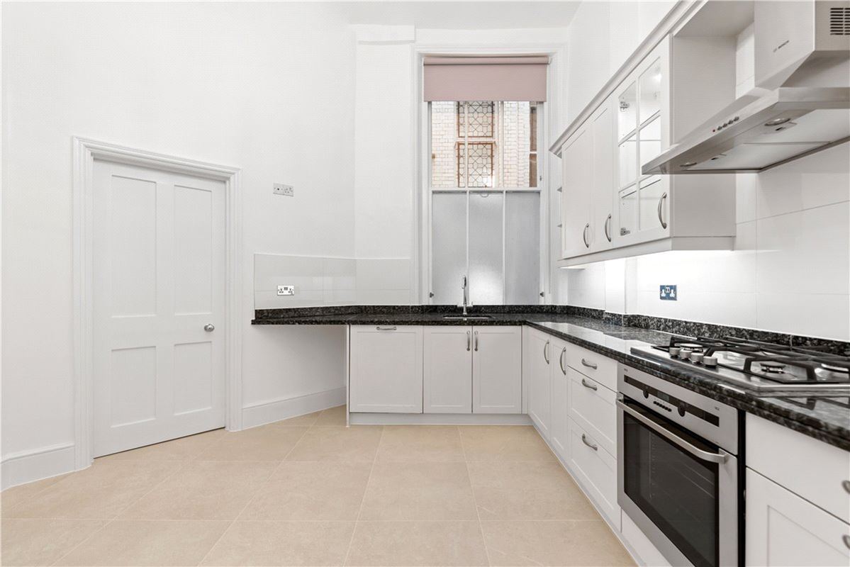 3 bedroom maisonette, Egerton Gardens, Knightsbridge SW3 - Available