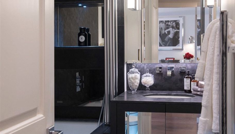 2 bedroom flat, Fulham Road, London SW3 - Available