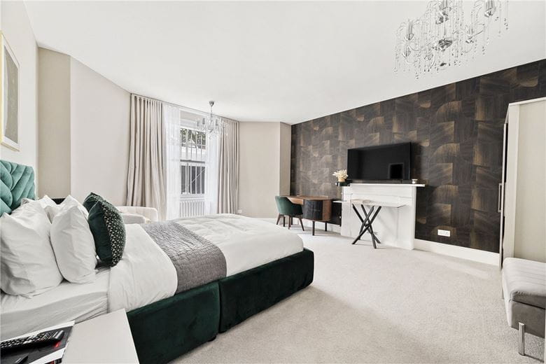 4 bedroom flat, Southwell Gardens, South Kensington SW7 - Available