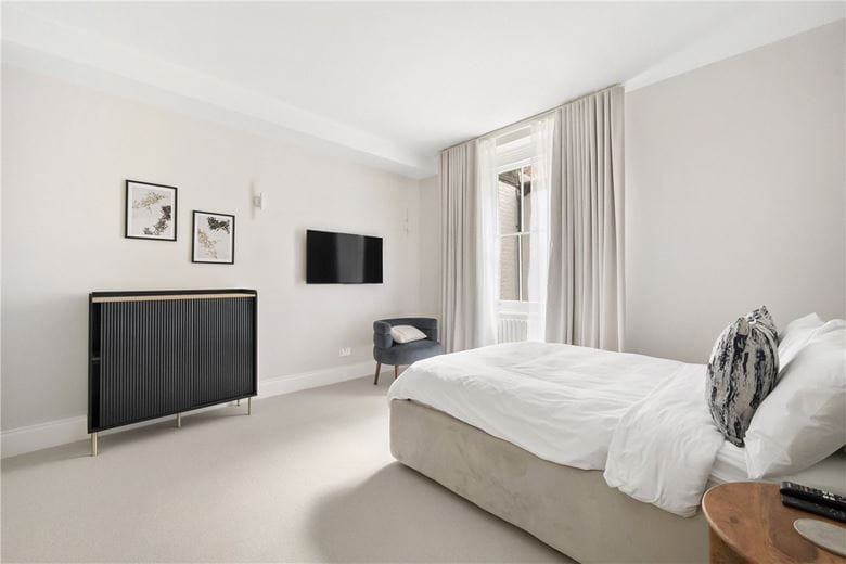 4 bedroom flat, Southwell Gardens, South Kensington SW7 - Available