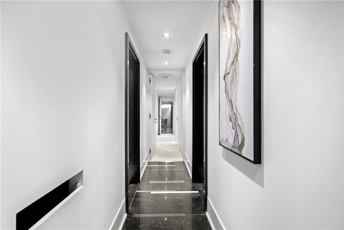 4 bedroom flat, Kingston House South, Ennismore Gardens SW7 - Available