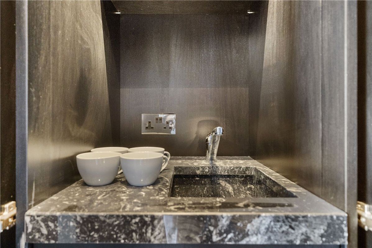 4 bedroom flat, Kingston House South, Ennismore Gardens SW7 - Available