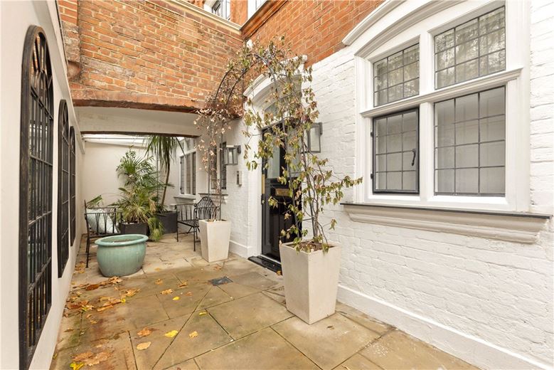2 bedroom flat, Cadogan Square, Chelsea SW1X - Available