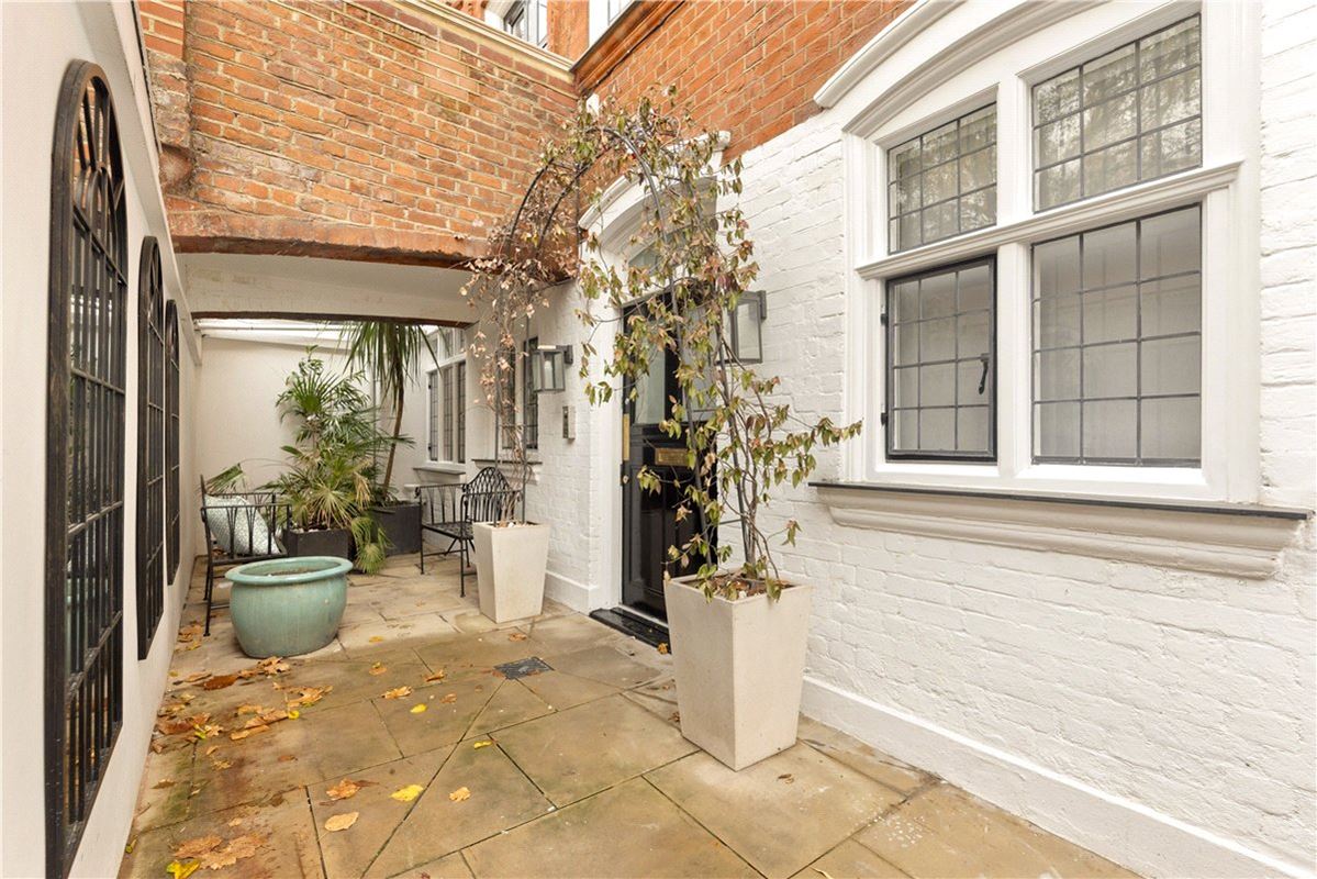 2 bedroom flat, Cadogan Square, Chelsea SW1X - Available