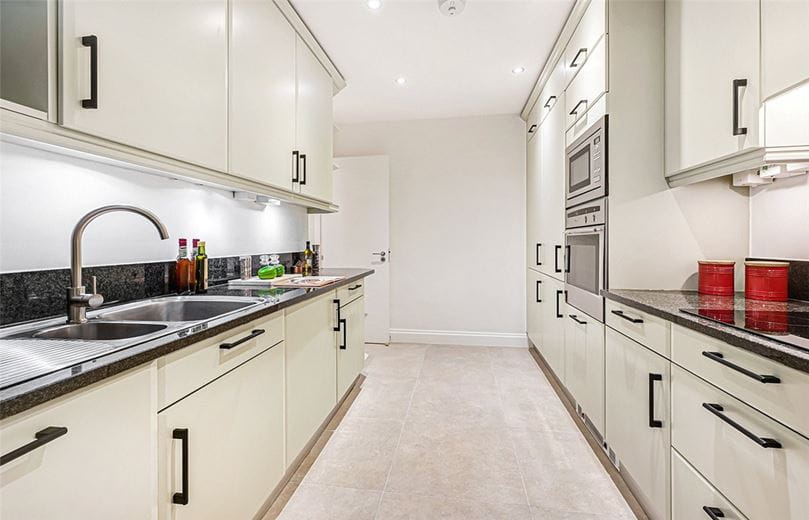 2 bedroom flat, Kensington High Street, Kensington W8 - Available