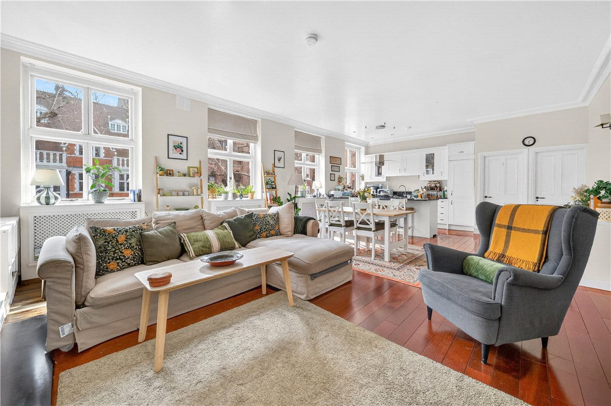 2 bedroom flat, Harrington Gardens, London SW7 - Available