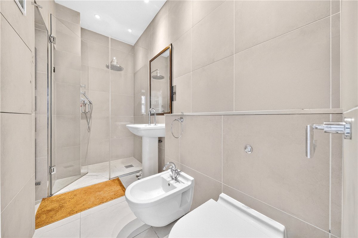 2 bedroom flat, Harrington Gardens, London SW7 - Available